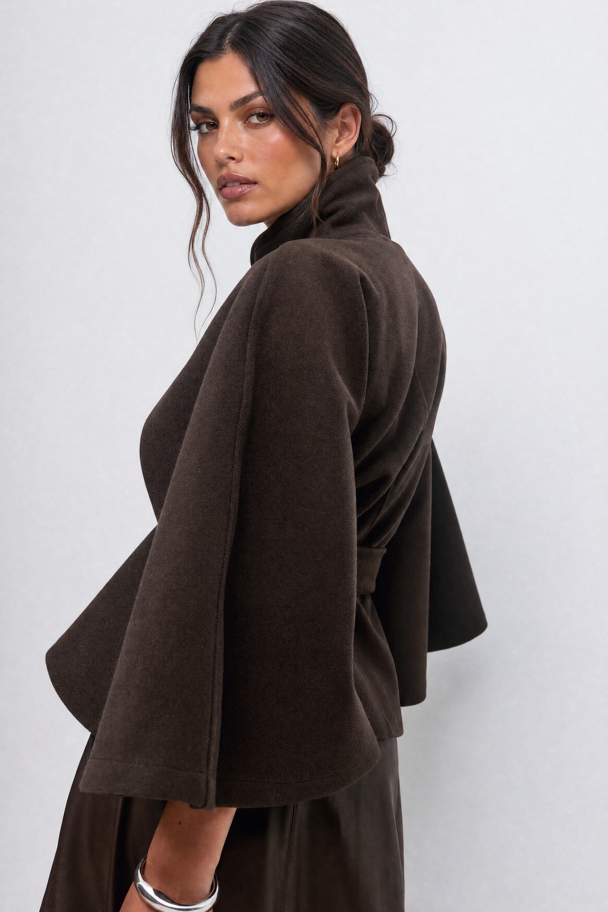 Sofía – Chaqueta capa con cinturón